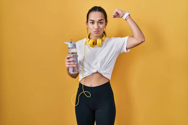 Young South Asian Woman Wearing Sportswear Drinking Water Strong Person — Stockfoto
