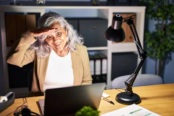 Middle Age Woman Grey Hair Working Using Computer Laptop Late — Stockfoto