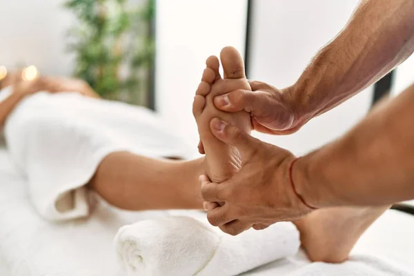 Latino Hombre Mujer Vistiendo Uniforme Fisioterapia Teniendo Sesión Rehabilitación Masajeando — Foto de Stock