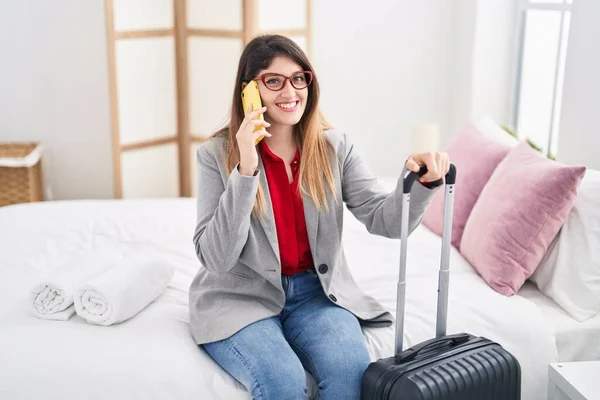 Ung Latinamerikansk Kvinna Företagare Talar Smartphone Sitter Sängen Hotellrummet — Stockfoto
