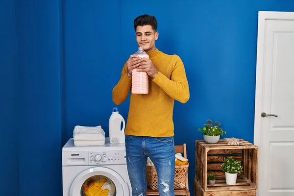 Joven Hombre Hispano Sonriendo Confiado Olor Detergente Lavandería —  Fotos de Stock
