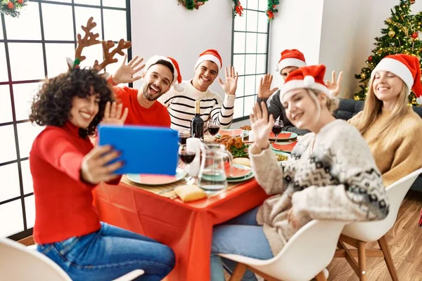 Gruppo Giovani Che Cenano Fanno Videochiamate Natalizie Con Touchpad Casa — Foto Stock