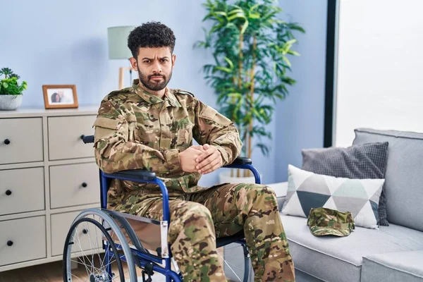 Homme Arabe Portant Uniforme Camouflage Armée Assis Sur Fauteuil Roulant — Photo