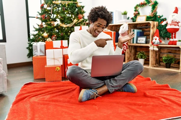 Joven Hombre Afroamericano Usando Portátil Sentado Junto Árbol Navidad Sorprendido — Foto de Stock