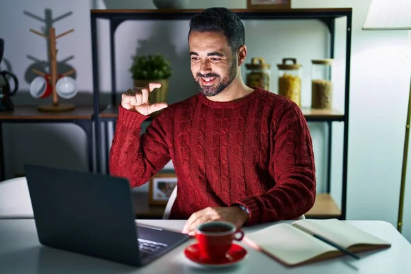 Young Hispanic Man Beard Using Computer Laptop Night Home Smiling — Stockfoto