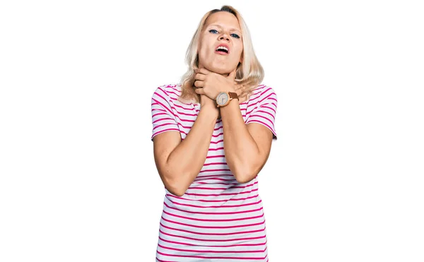 Junge Kaukasische Frauen Lässiger Kleidung Schreien Ersticken Weil Sie Qualvoll — Stockfoto