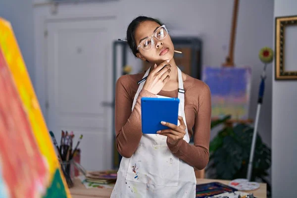 Genç Afrikalı Amerikalı Kadın Sanatçı Sanat Stüdyosunda Dokunmatik Bir Ifade — Stok fotoğraf