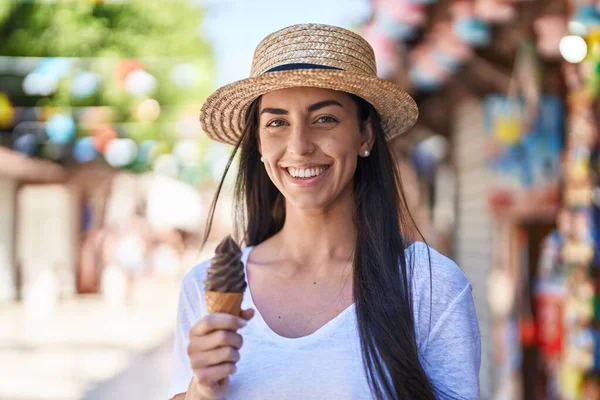 Young Hispanic Woman Tourist Smiling Confident Eating Ice Cream Street — Photo