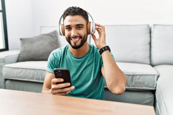 Jonge Arabier Man Glimlacht Zelfverzekerd Luisteren Naar Muziek Thuis — Stockfoto