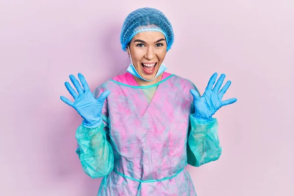 Giovane Donna Bruna Indossando Uniforme Chirurgo Maschera Medica Che Celebra — Foto Stock