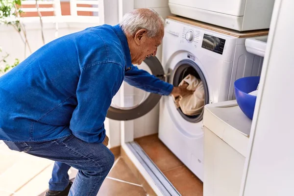 Senior Kaukasier Man Ler Glad Gör Tvätt Terrassen — Stockfoto