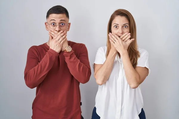 Mother Son Standing Together Isolated Background Shocked Covering Mouth Hands — 图库照片