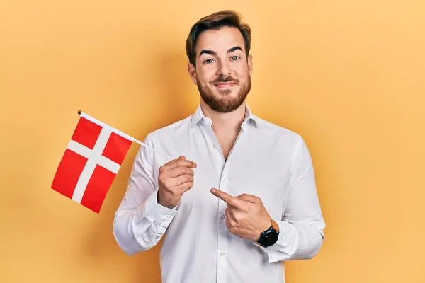 Snygg Kaukasisk Man Med Skägg Håller Denmark Flagga Ler Glad — Stockfoto