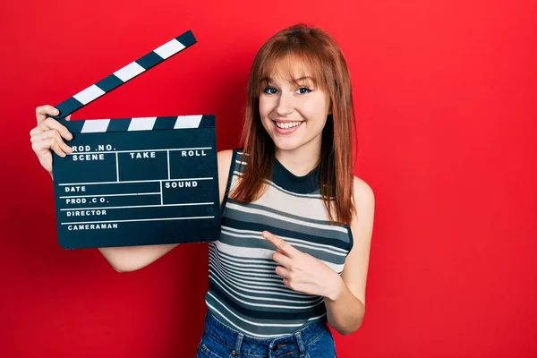 Rousse Jeune Femme Tenant Film Vidéo Clapboard Souriant Heureux Pointant — Photo