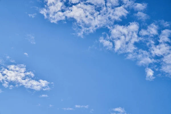 Ciel Bleu Béatifique Avec Des Nuages Par Une Journée Ensoleillée — Photo