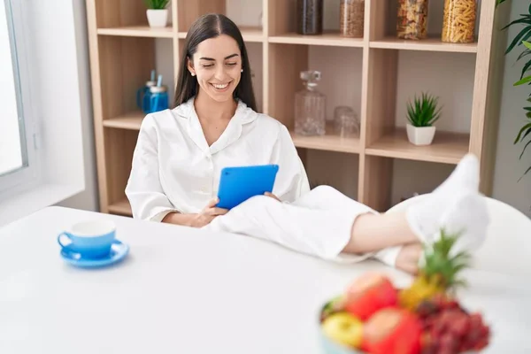 Young Hispanic Woman Using Touchpad Sitting Table Home — Stock fotografie