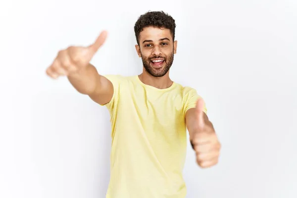 Arabische Jongeman Geïsoleerde Achtergrond Die Positief Gebaar Met Hand Goedkeurt — Stockfoto