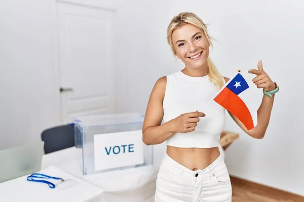 Young Caucasian Woman Political Campaign Election Holding Chile Flag Smiling — Fotografia de Stock