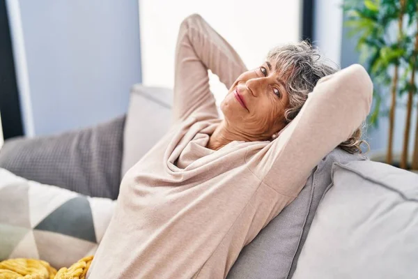 Mujer Mediana Edad Relajada Con Las Manos Cabeza Sentada Sofá — Foto de Stock