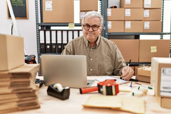 Homem Cabelos Grisalhos Meia Idade Usando Laptop Escrevendo Notebook Trabalhando — Fotografia de Stock
