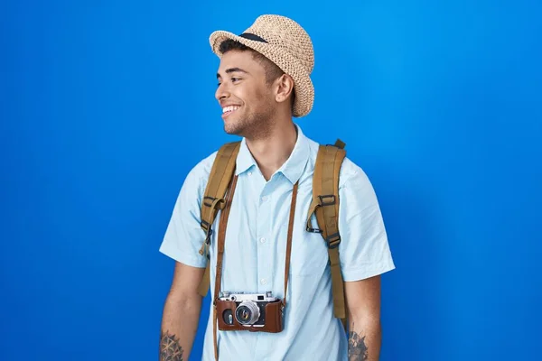 Jeune Homme Brésilien Tenant Caméra Vintage Regardant Côté Avec Sourire — Photo