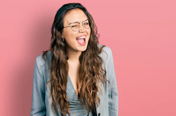 Mladý Hispánec Dívka Sobě Obchodní Oblečení Brýle Mrkání Kamery Sexy — Stock fotografie