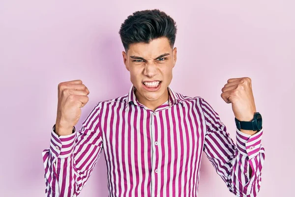 Öfkeli Kızgın Giyinmiş Genç Spanyol Adam Öfkeyle Bağırırken Kızgın Öfkeli — Stok fotoğraf