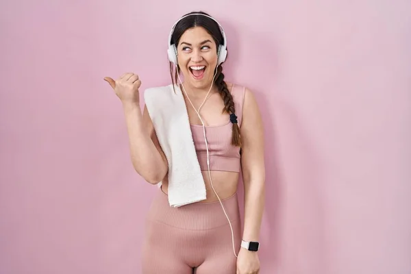 Mujer Morena Joven Con Ropa Deportiva Auriculares Sonriendo Con Cara — Foto de Stock