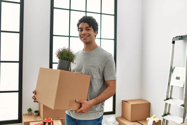 Jeune Homme Hispanique Souriant Heureux Tenant Boîte Carton Nouvelle Maison — Photo