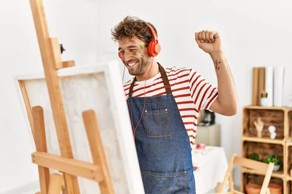 Joven Hispano Sonriendo Confiado Dibujando Escuchando Música Estudio Arte — Foto de Stock