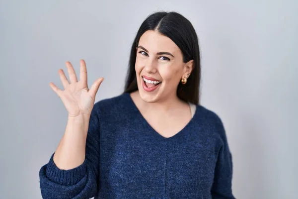 Jovem Morena Sobre Fundo Isolado Renúncia Dizendo Olá Feliz Sorridente — Fotografia de Stock