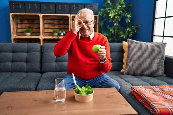 Senior Man Grey Hair Eating Salad Green Apple Smiling Happy — Stock fotografie