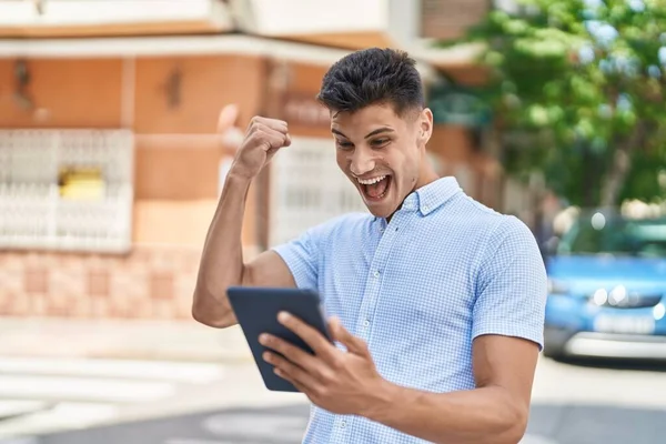 Mladý Hispánec Usmívá Sebevědomě Pomocí Touchpad Ulici — Stock fotografie