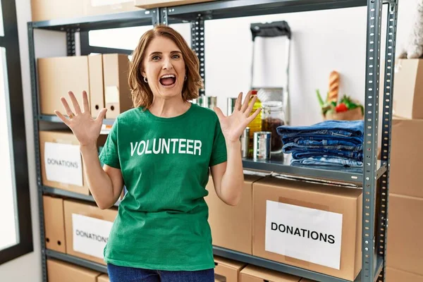 Middle Age Woman Wearing Volunteer Shirt Donations Stand Celebrating Mad — Stock Photo, Image