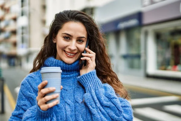 Νεαρή Ισπανίδα Που Μιλάει Στο Smartphone Και Πίνει Καφέ Στην — Φωτογραφία Αρχείου