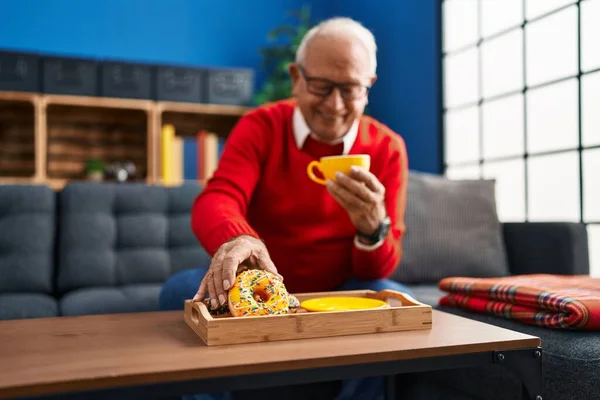 Senior Muž Usměvavý Sebevědomě Snídani Doma — Stock fotografie