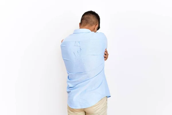 Jovem Hispânico Vestindo Camisa Negócios Sobre Fundo Isolado Abraçando Feliz — Fotografia de Stock