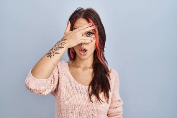 Jonge Blanke Vrouw Draagt Roze Trui Geïsoleerde Achtergrond Gluren Shock — Stockfoto