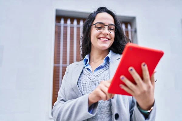 Jovem Mulher Hispânica Executivo Usando Touchpad Rua — Fotografia de Stock