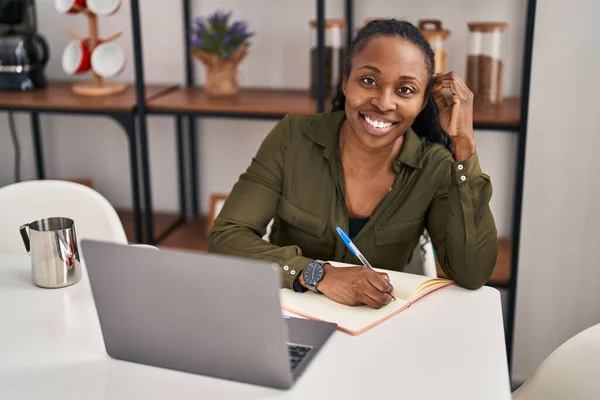 Africká Americká Žena Usmívá Sebevědomě Studuje Doma — Stock fotografie