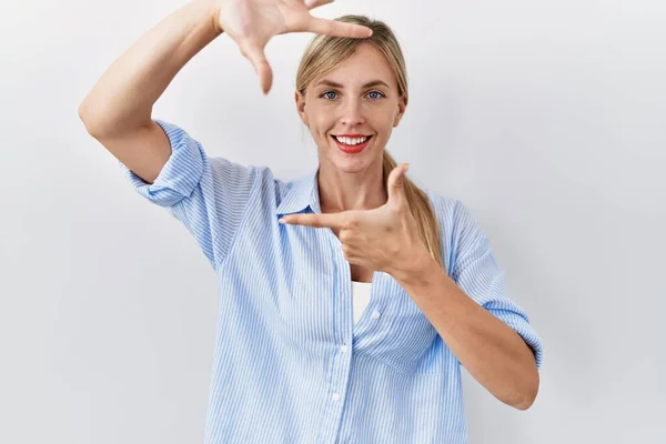 Hermosa Mujer Rubia Pie Sobre Fondo Blanco Sonriendo Haciendo Marco — Foto de Stock