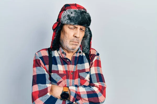 Όμορφος Ώριμος Άντρας Που Φοράει Χειμερινό Καπέλο Αυτιά Του Φτερουγίζουν — Φωτογραφία Αρχείου