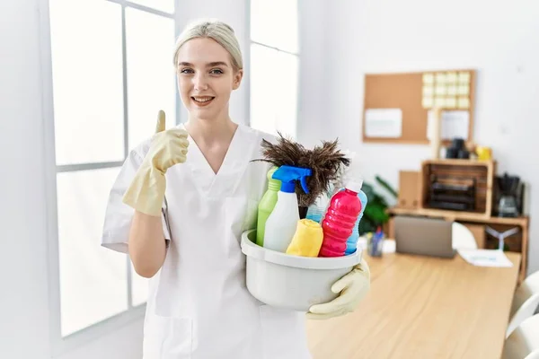 Jonge Blanke Vrouw Draagt Schonere Uniform Houden Schoonmaakmiddelen Schoonmaken Kantoor — Stockfoto