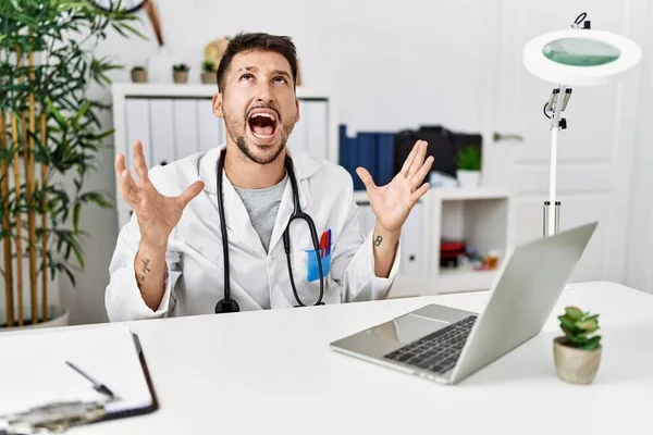 Young Doctor Working Clinic Using Computer Laptop Crazy Mad Shouting — Stockfoto