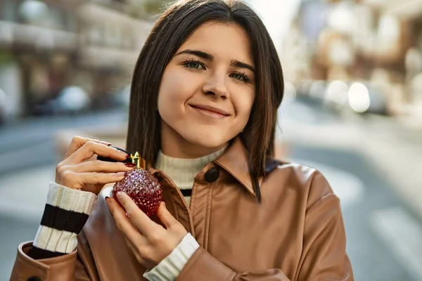 Jovem Bela Mulher Morena Sorrindo Feliz Aplicando Fragância Perfume Luxo — Fotografia de Stock