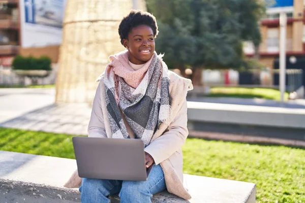 Parkta Bankta Dizüstü Bilgisayar Kullanan Afrikalı Amerikalı Bir Kadın — Stok fotoğraf