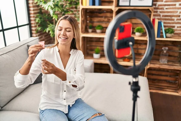 Giovane Donna Ispanica Registrazione Video Tutorial Tazza Mestruale Casa — Foto Stock