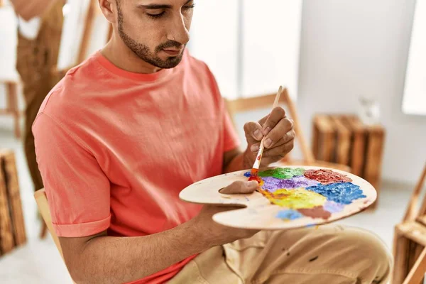 Dos Hombres Hispanos Pareja Sonriendo Confiados Mezclando Color Paleta Estudio — Foto de Stock