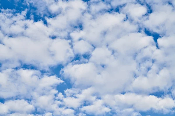 晴れた日には雲が立ち並ぶ美しい青空 — ストック写真