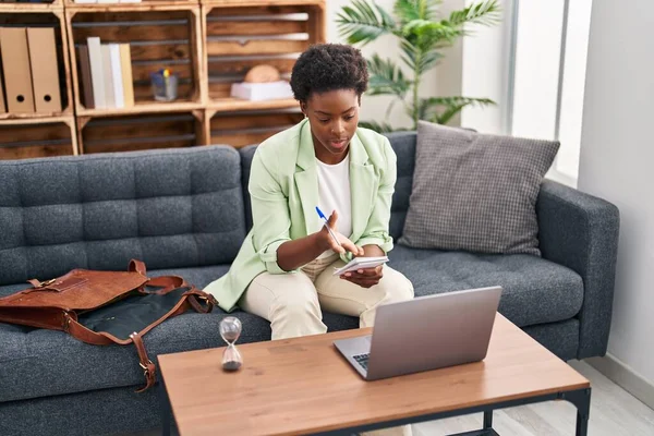African American Woman Psychologist Having Teleconsultation Sitting Sofa Psychology Center — ストック写真